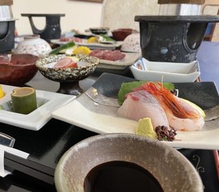 地元の新鮮な食材をふんだんに使ったお料理の数々。 お品は季節に合わせてその時期に一番美味しい食材を使用その時により変わります。