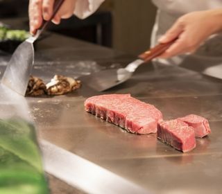 信州野菜、信州牛、新鮮なの魚介類を網羅し、ライブ感あふれる鉄板焼きでおもてなしします。