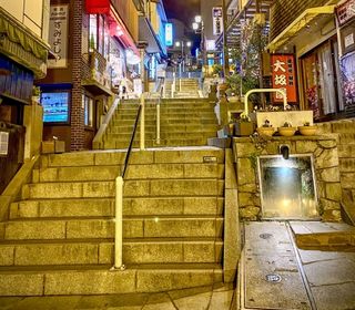 大自然に囲まれ、四季の移ろいを身近に感じることの出来る場所です。春は緑が一斉に芽吹き、夏は燃えるような緑が。秋は極彩色の紅葉が舞い、冬は雪のおしろいで美しく飾ります。