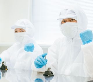 弊社は、クリーンルームにて、半導体製造装置を始めとする産業機械の製造を行っています。 工場には大型クレーンも完備し、大小問わず様々な機器製造にも対応できると自負しております。