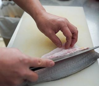 地元や全国でとれた新鮮な食材を使用して、 ディナー・朝食ともに、すべて一から手作りで調理をし、お客様へ提供します。