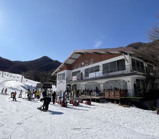 ロープウェー山頂駅横のおしゃれなレストランなど。大きな窓と高い天井により、開放的な空間でお食事をお楽しみいただけます。