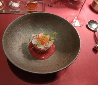 四季の食材を生かした料理を、優雅な雰囲気に包まれた空間で 楽しんでいただくフレンチダイニングです。