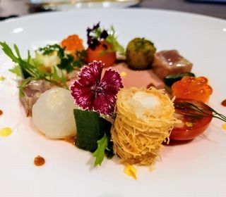 自慢は、旬の食材の良さを引き出した五感で味わう美食フレンチです。上質な料理に触れることで確実に成長できます。キャリアアップを目指す方にもおすすめ！