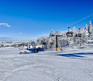 ゲレンデのトップは見晴らし抜群のパノラマゾーン。正面には浅間山、背後には、妙義山など群馬の山々が一望できます。