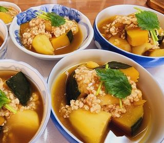 開放感ある吹抜け空間に煌めくイルミネーションが、お食事に色を添えます。