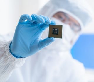 開発から製造までをおこなう半導体製造装置は、 半導体をつくるために必要不可欠な存在です。 まさに半導体業界のコアといっても過言ではなく、その中核を成すグローバルリーディングカンパニーとして、 最前線を走り続けてきました。