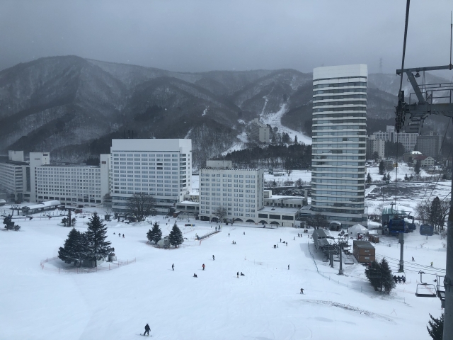 ホテルの目の前がゲレンデという高い利便性。バリエーションに飛んだコースは国内最大級です。