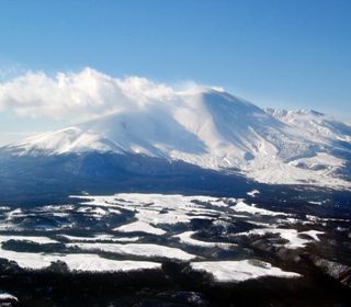 グリーン季は緑豊かな林間コースや広々としたフェアウェイ、多彩な表情を持つゴルフコース。冬季期間は、大自然のスキー体験を初心者から上級者まで幅広くサポート。