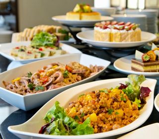 新潟県産国産黒毛和牛のステーキとプレミアムワインをご提供しております。 コース料理だけでなく、ビュッフェ料理も人気のホテルです。