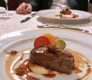 カジュアルフレンチでメインの肉料理はライブキッチンで焼き上げた「八ヶ岳グリル」をご提供致します。 カジュアルフレンチでメインの肉料理はライブキッチンで焼き上げた「八ヶ岳グリル」をご提供致します。