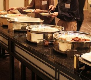 座数500席の広々としたレストラン。メインゲレンデを眺めながらのお食事やスイーツなどをお楽しみいただけます。 座数500席の広々としたレストラン。メインゲレンデを眺めながらのお食事やスイーツなどをお楽しみいただけます。
