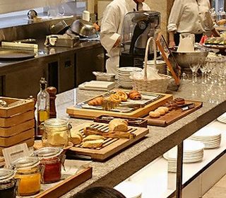 ホテル・レストラン業界未経験の方も大歓迎です。 調理の仕事が好きで、ホスピタリティーあふれる方のご応募をお待ちしております。