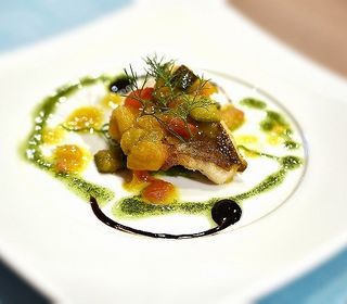 肉料理と魚料理のWメインにてご堪とライブキッチンにて色とりどりの旬菜を使った料理のお手伝い。