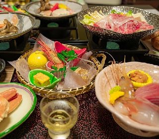 四季折々の花が豊かに店内を彩り、モダンで落ち着いた空間。 洗練された食空間での接客をお願い致します。