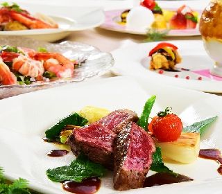 妙高山が一望できるロケーションで地元産の黒毛和牛や魚介、野菜などをふんだんに使用したお食事をワインとともにゆっくりお楽しみいただけます。