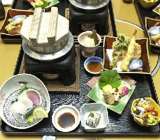 地元の新鮮な食材を使った心のこもったお食事、緑で覆われた渓谷と鬼怒川を望む絶景の湯宿でお過ごしいただけます。