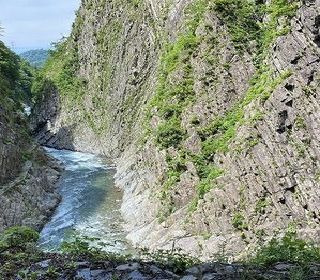 越後湯沢の四季に抱かれ自然に寄り添うように広がる温泉、癒しの湯宿です。