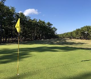 重厚な和の趣と近代的な美しさが調和したクラブハウス、関東平野の特性が活かされたフラットで趣のある18ホールです。
