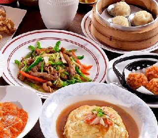 山の麓に広がる森に囲まれた「温泉×マウンテンリゾート」草津の上質な温泉と表情豊かな四季の自然をお楽しみいただけます。