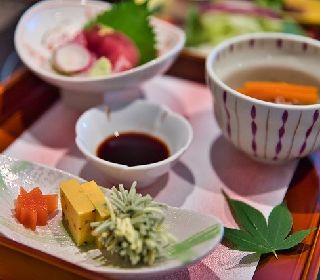 季節の食材を使った料理でおもてなし、五感で味わう贅沢な時間をお過ごしいただけます。