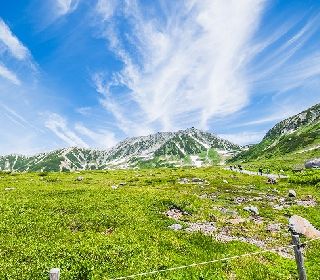 標高2,300mに位置し立山の美しい山々の景色を楽しみながら、心温まるサービスと特別なひとときをお過ごしいただけます。