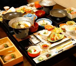 人気の信州牛をはじめ、信州ブランド食材などや旬の野菜や信州伝統野菜をふんだんに用いたお料理をご提供いたします。
