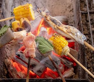 「ごちそう里山ビュッフェ」で夕食は炉端焼きメインに鹿鍋を、朝食は出汁巻卵や郷土料理が味わえます