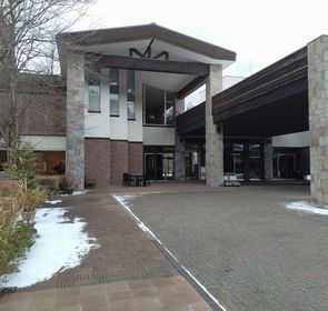 信州の魅力満載の本格和食とコースメニューです。 店内はテーブル席のほか、小上がりの小個室やグループ様向けの個室もあります。