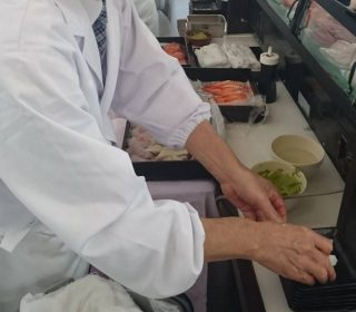 地元素材ふんだんに使ったお食事を、個室食事処 またはお部屋で提供致します。 地元素材ふんだんに使ったお食事を、個室食事処 またはお部屋で提供致します。