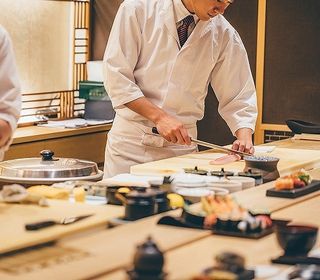 四季折々の旬の味覚をシェフと板長が贅沢気分な味わいに仕上げました料理です。